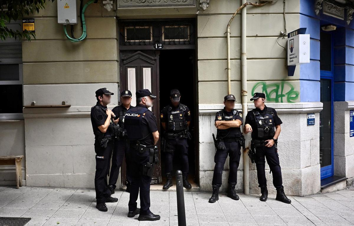 La policía custodia la entrada de la vivienda de Perines, a 31 de julio de 2026, en Santander, Cantabria (España). L