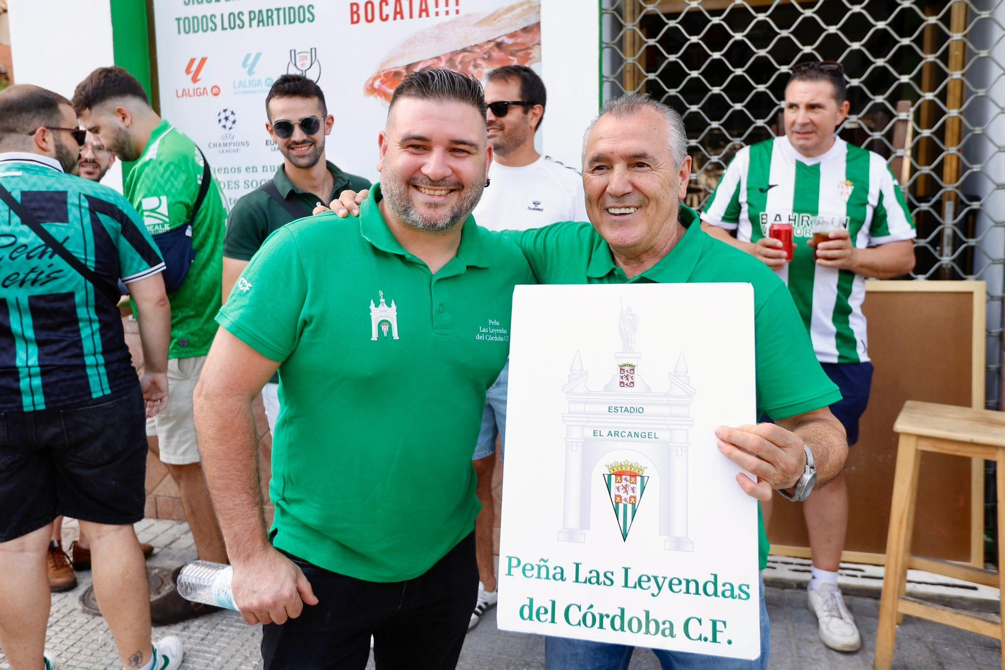 El hermanamiento entre las peñas Las Leyendas del Córdoba CF y la Peña Bética Cultural de Carmona, en imágenes