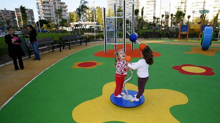 Imagen del parque de la calle Corbeta, que ayer visitó el concejal Andrés Llorens y que consta de dos áreas de juegos infantiles, una biosaludable y un merendero