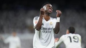 Vinicius Junior del Real Madrid reacciona después de perder una oportunidad de anotar durante un partido de fútbol de la Liga española entre el Real Madrid y el Atlético de Madrid en el estadio Santiago Bernabéu de Madrid, el sábado 8 de febrero de 2025.