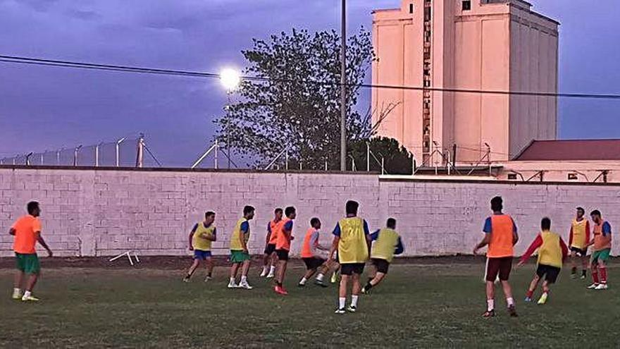 Los jugadores del CD Benavente preparan el encuentro ante el Béjar Industrial en una sesión de entrenamiento de esta semana.