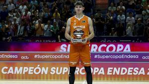 Sergio de Larrea recibiendo el MVP de la pasada Supercopa Endesa