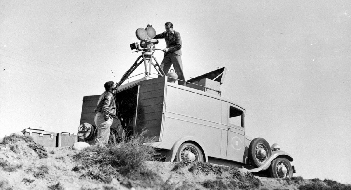 Operador de Laya Films, rodando desde el techo de un camión.