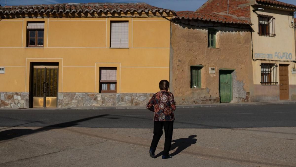 Una mujer, en una calle de Villanueva de las Peras