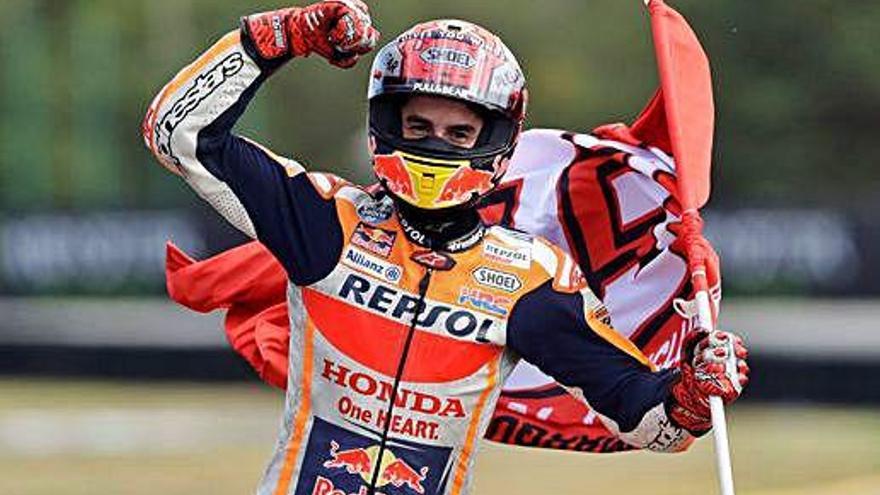 Marc Márquez, en la vuelta de honor tras coseguir la victoria en Brno.