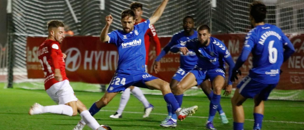 Ramón López, jugador del CD Ibiza, lanza a portería en el duelo de Copa ante el Tenerife. | JUAN A. RIERA