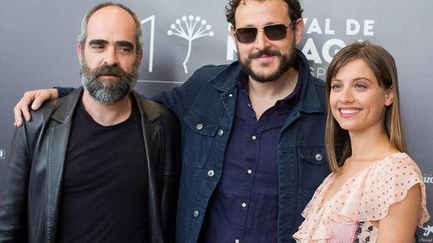 A la izquierda, el actor Javier Rey, en el paseo de Málaga. A la derecha, Dani de la Torre, flanqueado por los actores Luis Tosar y Michellle Jenner. // Efe