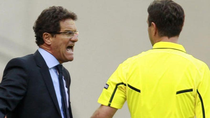 Capello se dirige al árbitro durante el partido Inglaterra-Suiza, disputado en Wembley.