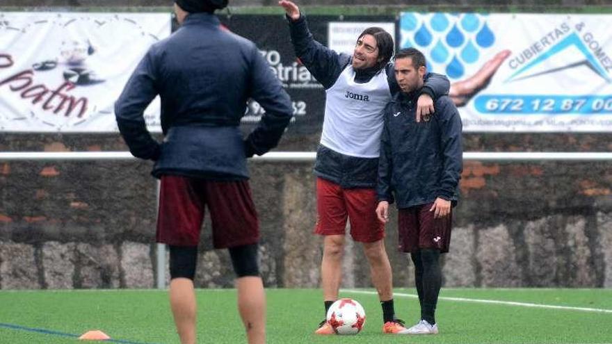 Luismi le explica un concepto a Jorge Hernández. // R.V.