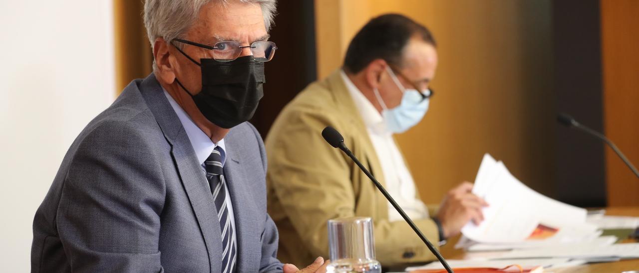 Julio Pérez (izquierda) y Blas Trujillo, hoy, durante la rueda de prensa.