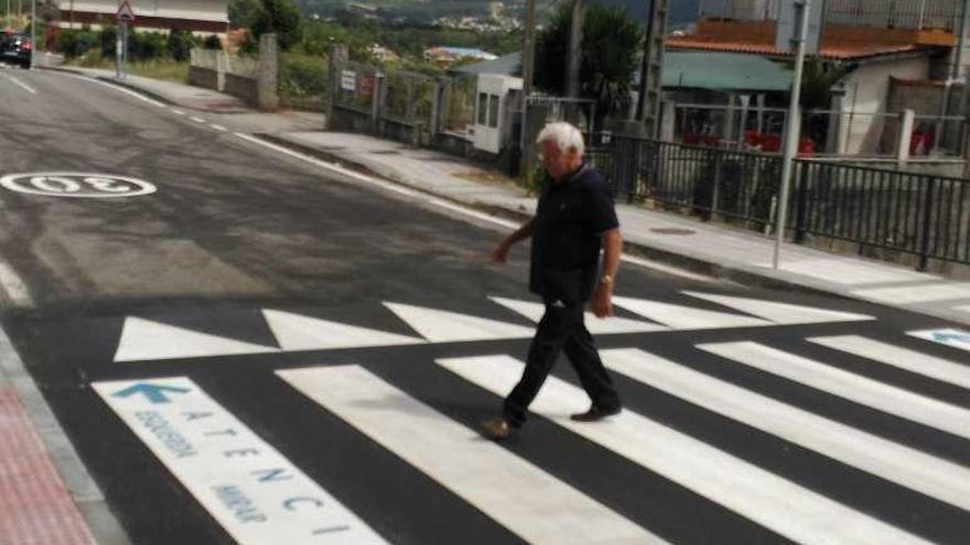 Paso de peatones sobreelevado colocado en Rebordáns. // D.B.M.