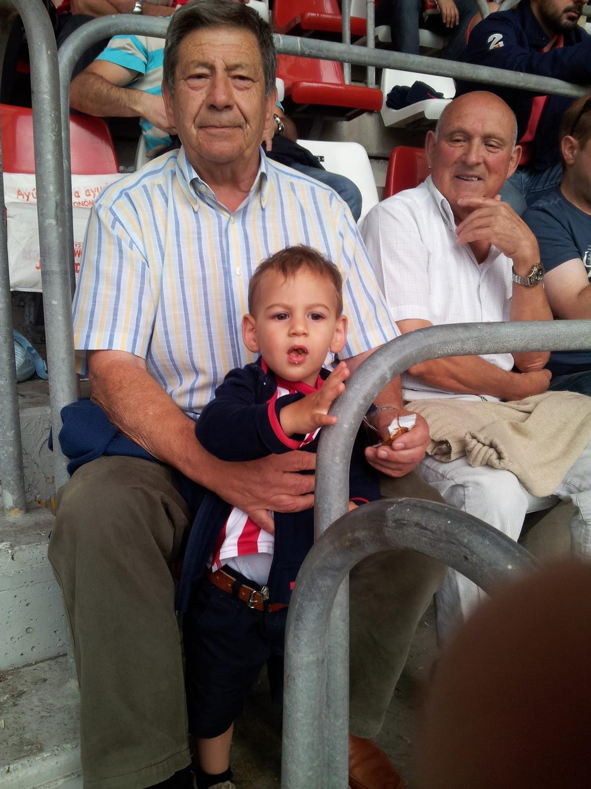 Constantino Rodríguez, el aficionado fallecido en El Molinón, con su nieto, Sergio, en El Molinón.