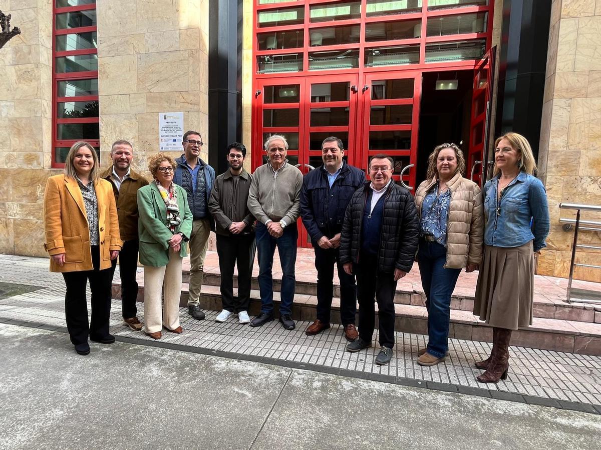José Luis Costillas, cuarto por la izquierda, con diputados regionales y concejales del PP en las Cuencas, ante el teatro de El Entrego