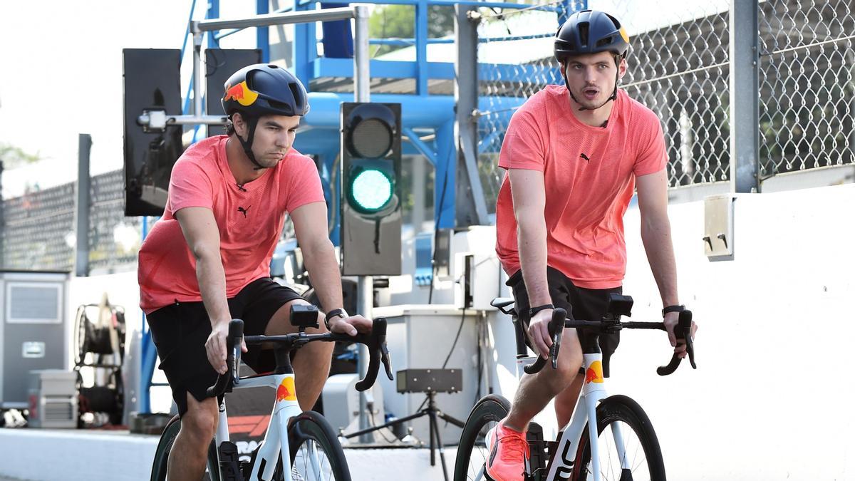 Max Verstappen y Sergio Pérez  recorren el circuito de Monza en bici.