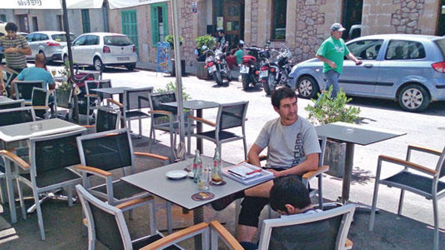 Un hombre, ayer en la terraza de un bar en Pollença.