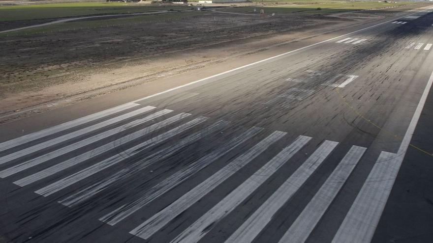 La segunda pista de aterrizaje de Zaragoza, una de las más largas de España con 3,7 kilómetros. | EL PERIÓDICO