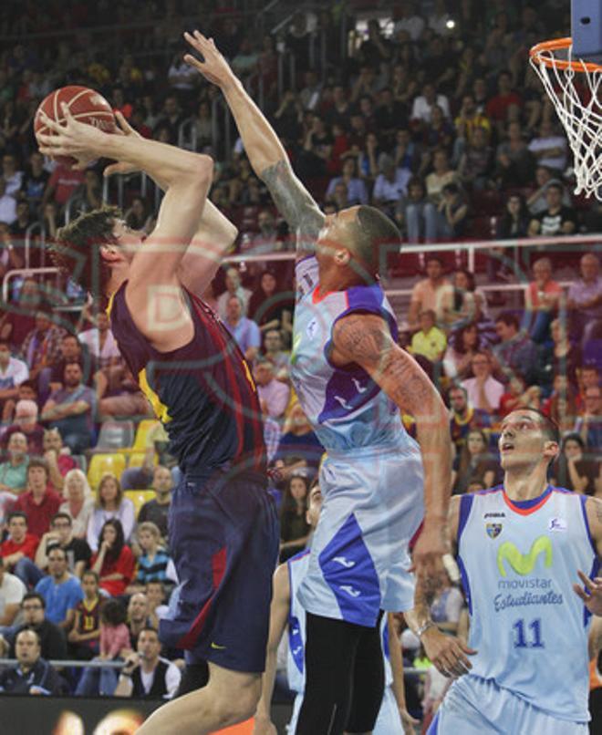 FC Barcelona, 76 - Estudiantes, 62