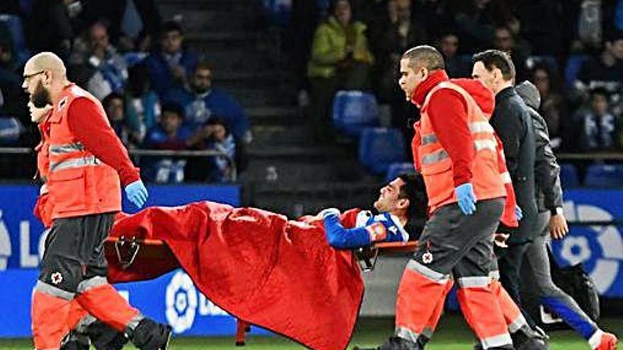 Michele Somma es retirado en camilla tras lesionarse en los primeros minutos del Deportivo-Girona.