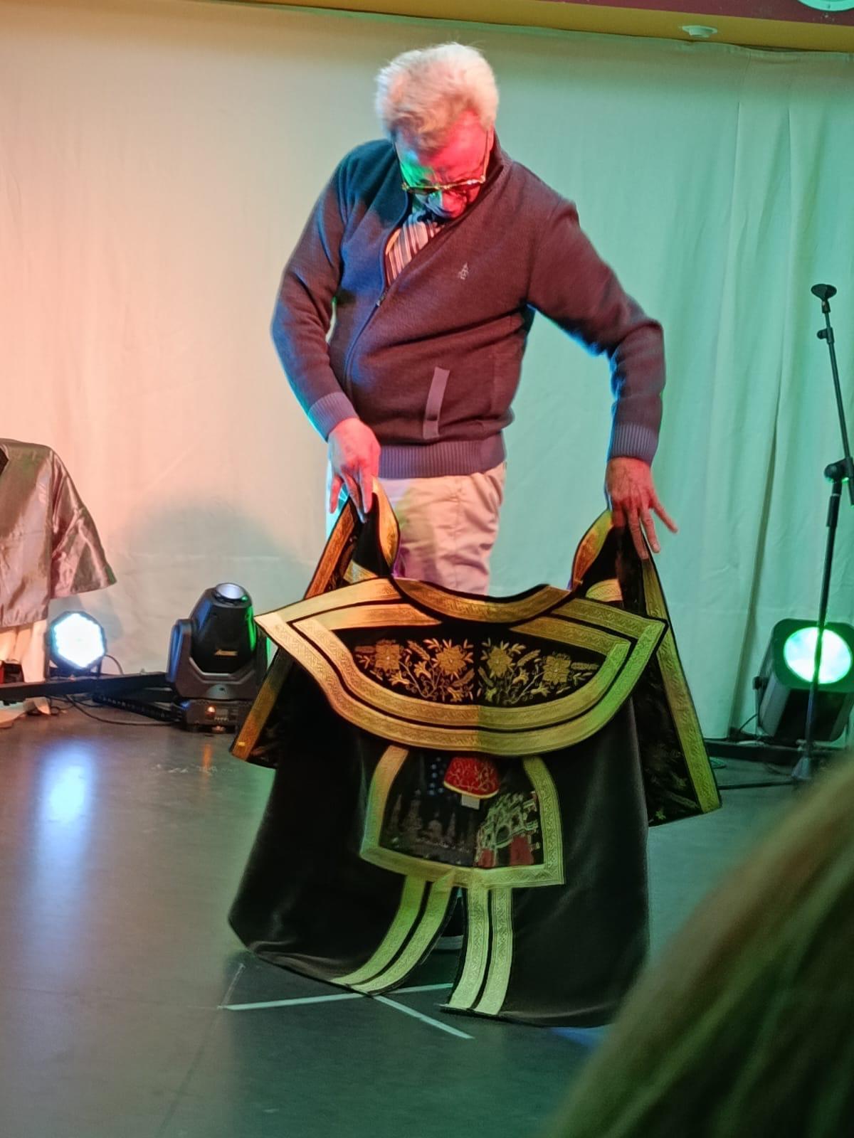 Ortega Cano 'toreando' en el día de su homenaje en Zaragoza.