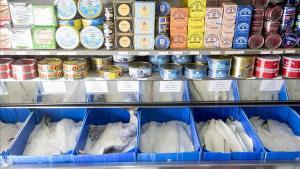 Bacalao y conservas en La Ribera SA, en el barrio del Born de Barcelona.