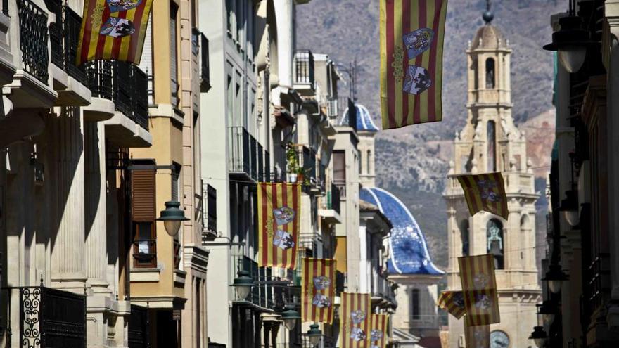 El Ayuntamiento coloca 38 «senyeres» en la calle San Nicolás por el 9 d&#039;Octubre