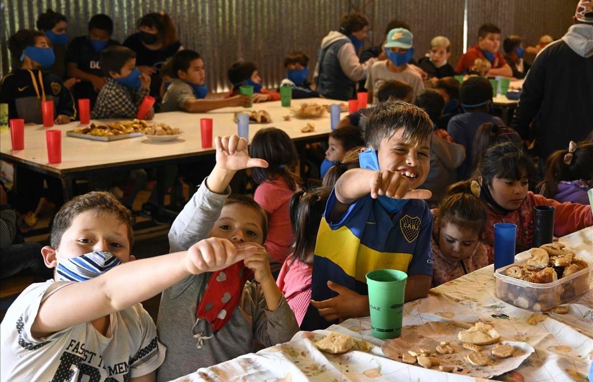 Niños merendando en un restaurante de José C. Paz.