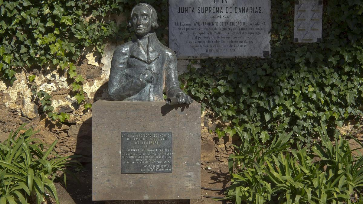 La escultura en homenaje a Alonso de Nava y Grimón, en la plaza de la Junta Suprema de Canarias, situada en La Laguna