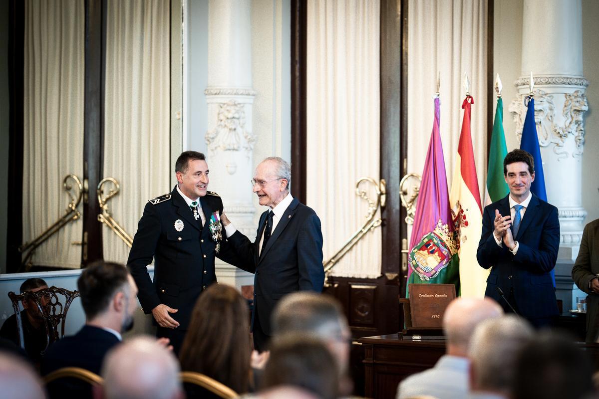 Emotivo saludo entre Francisco de la Torre y el nueve jefe de la Policía Local.