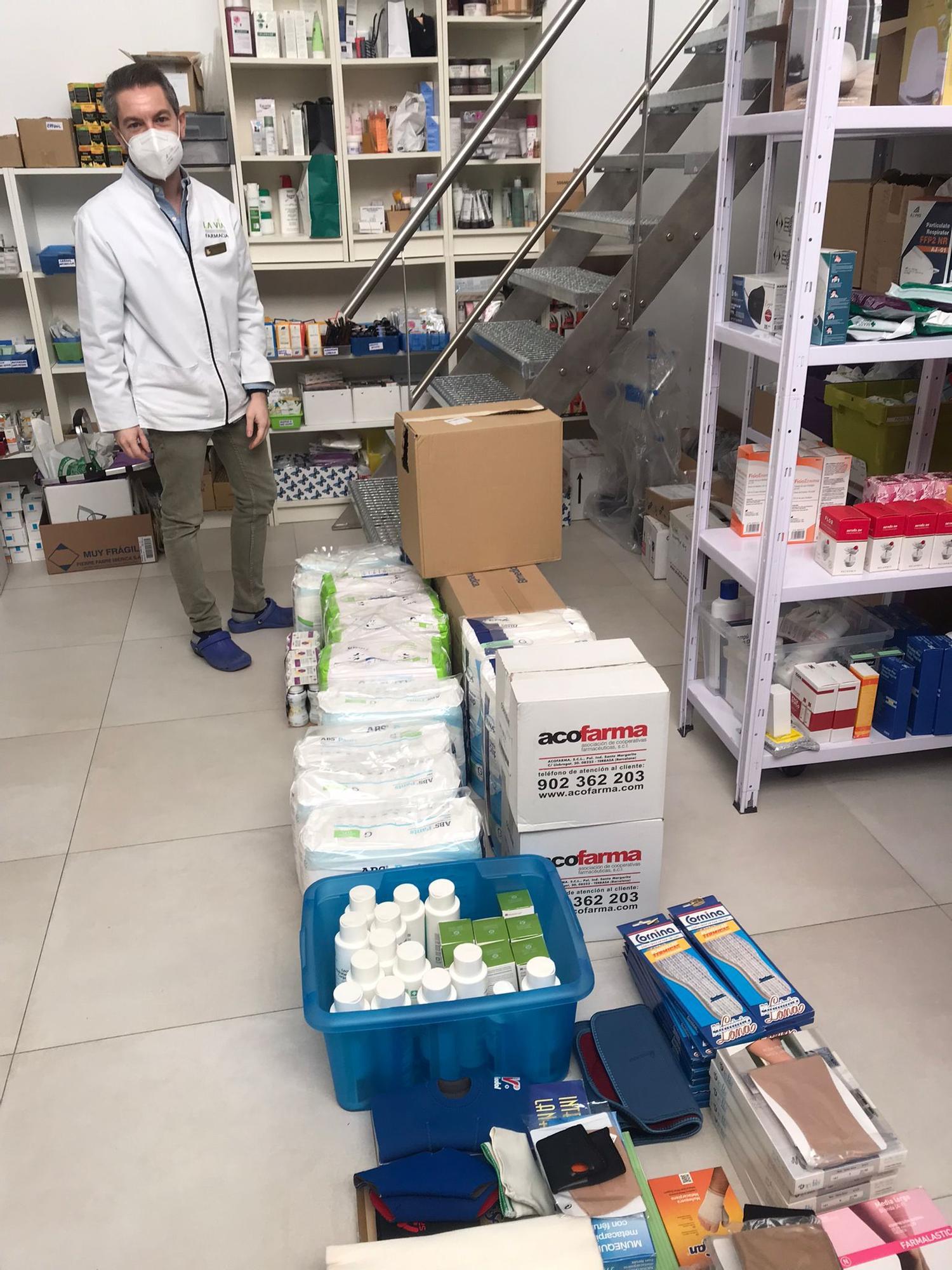 Joaquín Montolio, de farmacia La Vía, 35, ha aportado material sanitario.