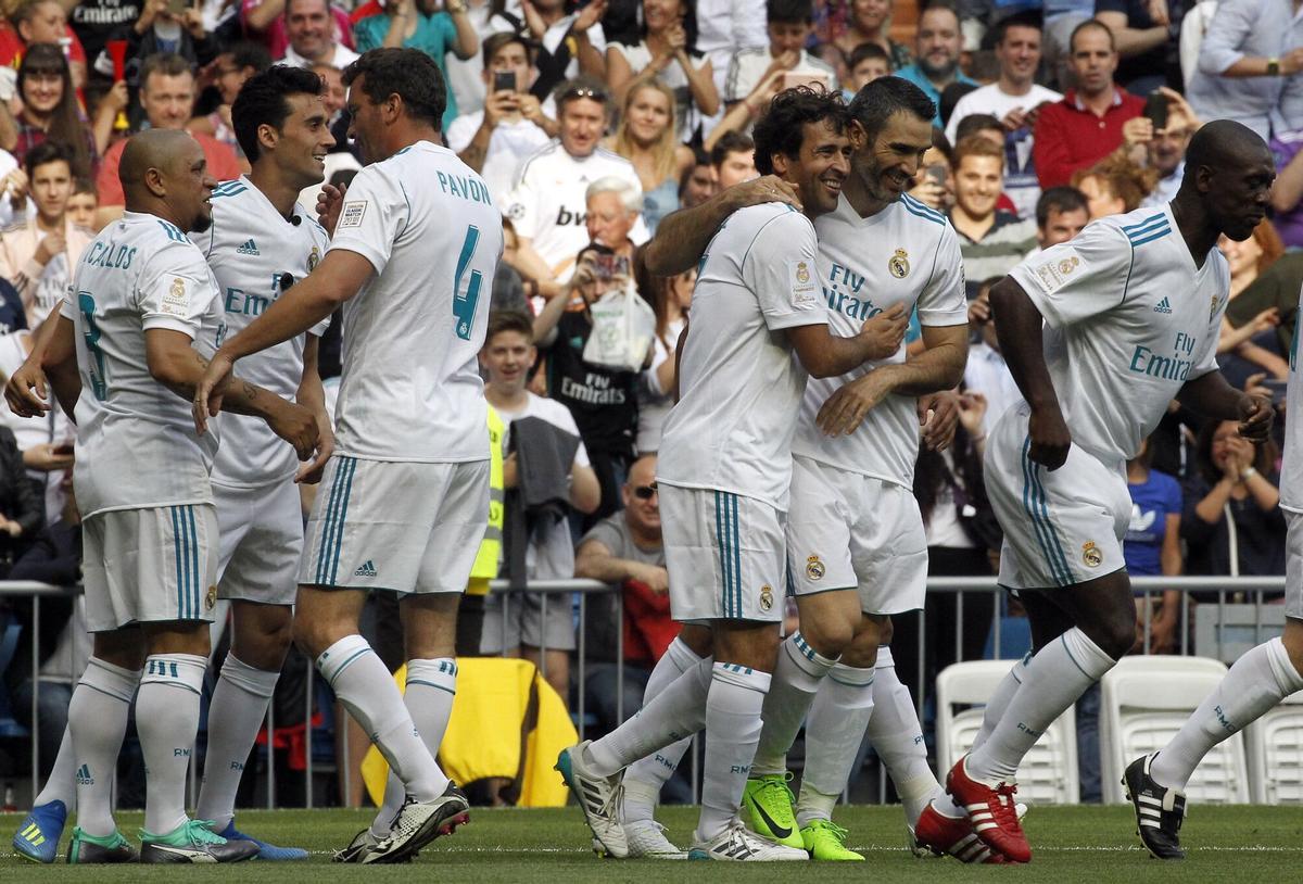 Los veteranos del Real Madrid celebran un gol en un partido benéfico jugado en el Bernabéu.