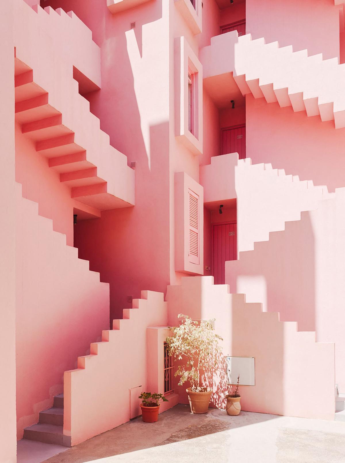 Complejo de apartamentos La Muralla Roja diseñado por el arquitecto Ricardo Bofill, en Manzanera, Calpe