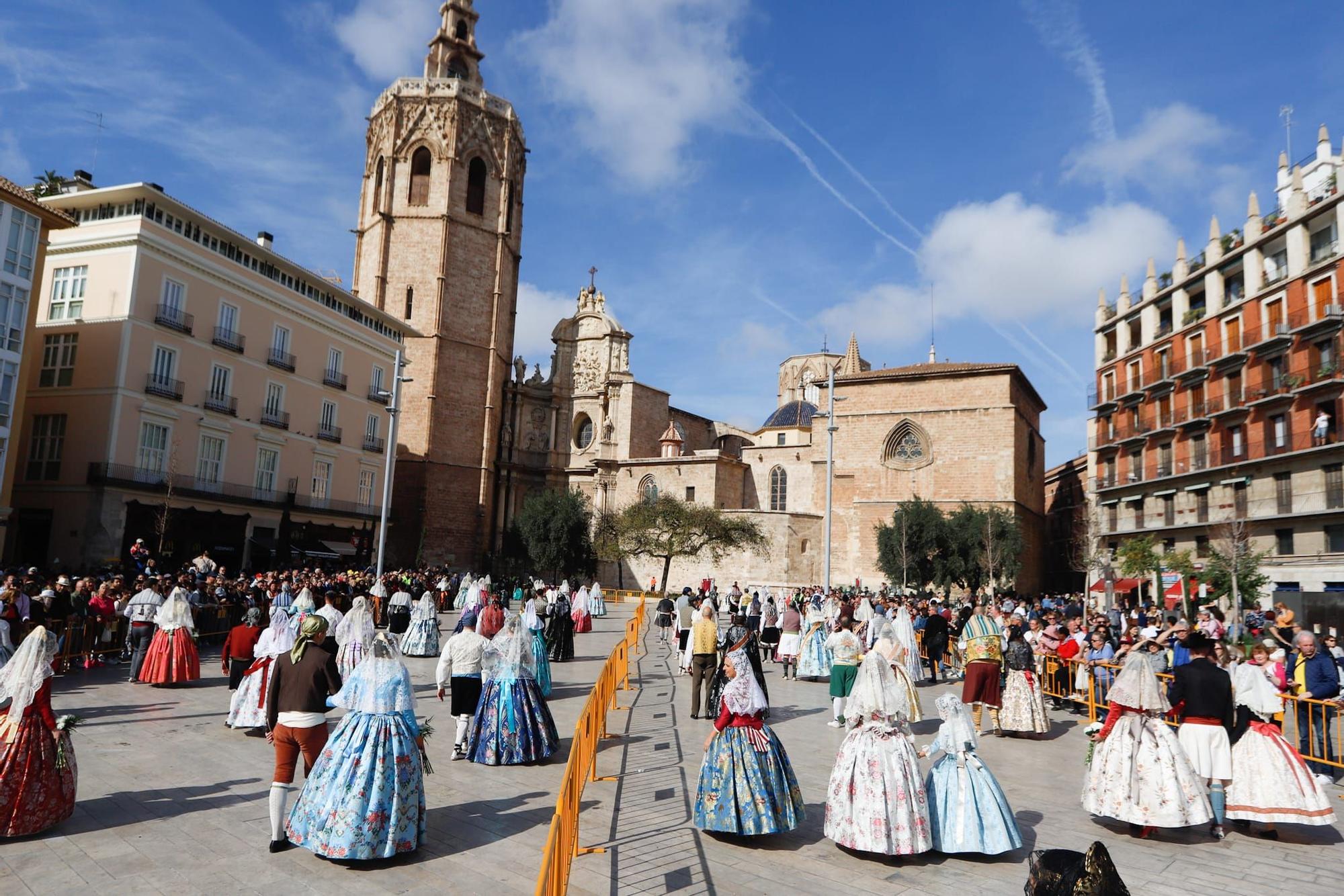 Las primeras comisiones ofrendan a la virgen