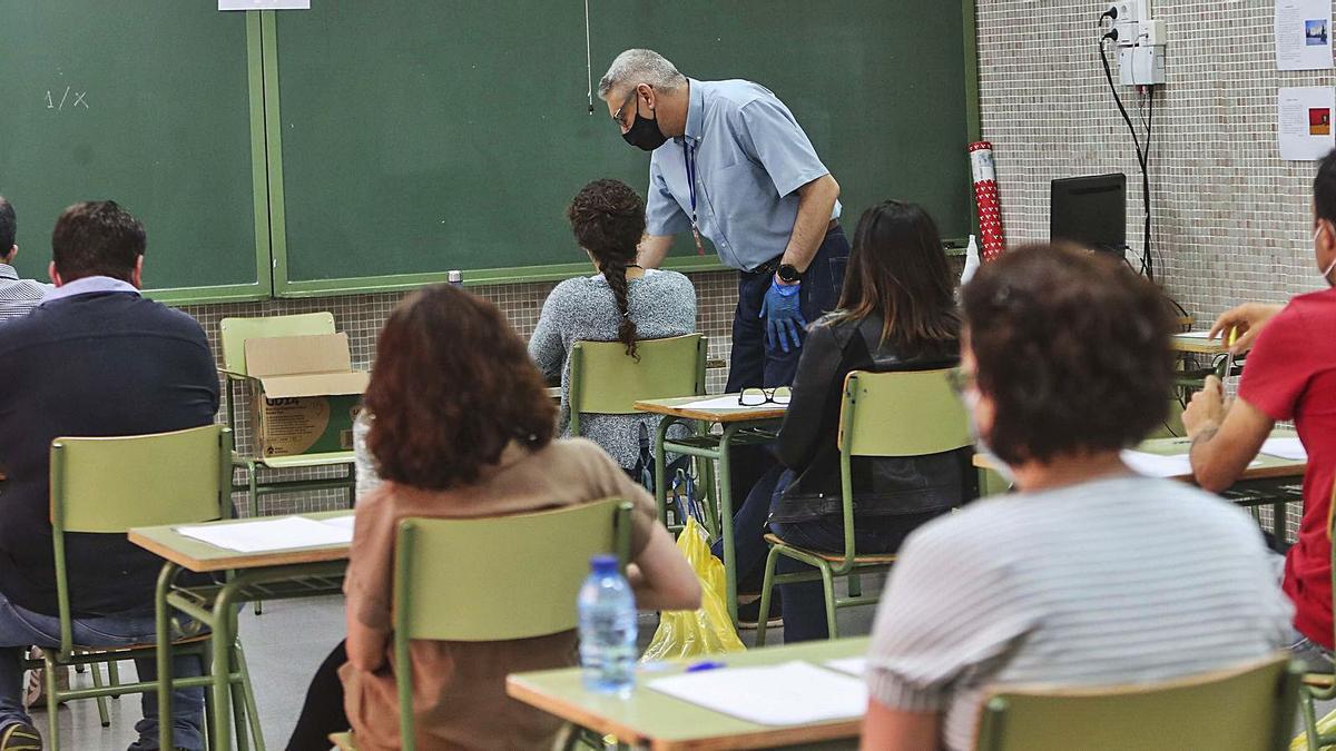 Aspirantes reciben las primeras indicaciones antes de iniciar las pruebas entre un estricto protocolo y medidas de seguridad. | FRANCISCO CALABUIG