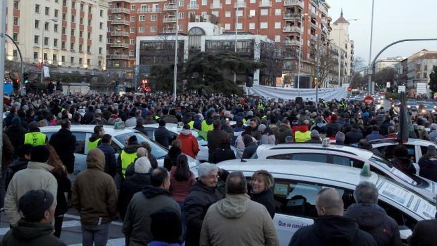 Los taxistas en huelga toman el centro de Madrid