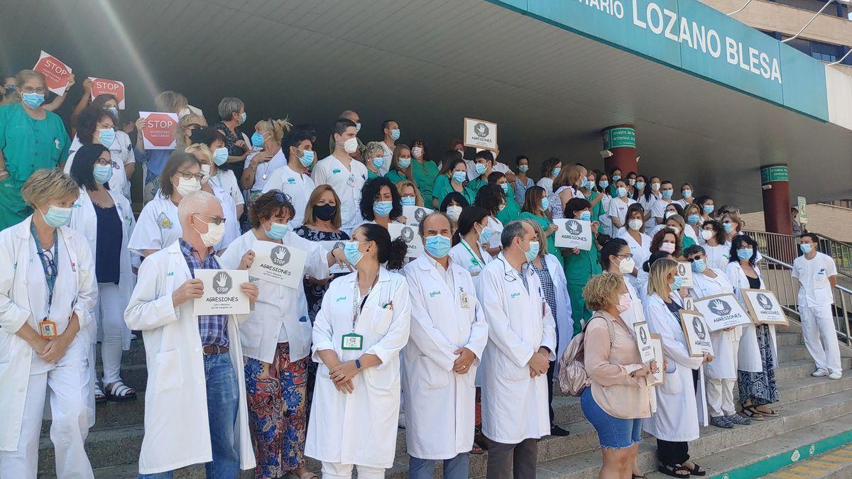 Concentración en el hospital Clínico de Zaragoza tras la agresión a unos sanitarios en julio de este año.