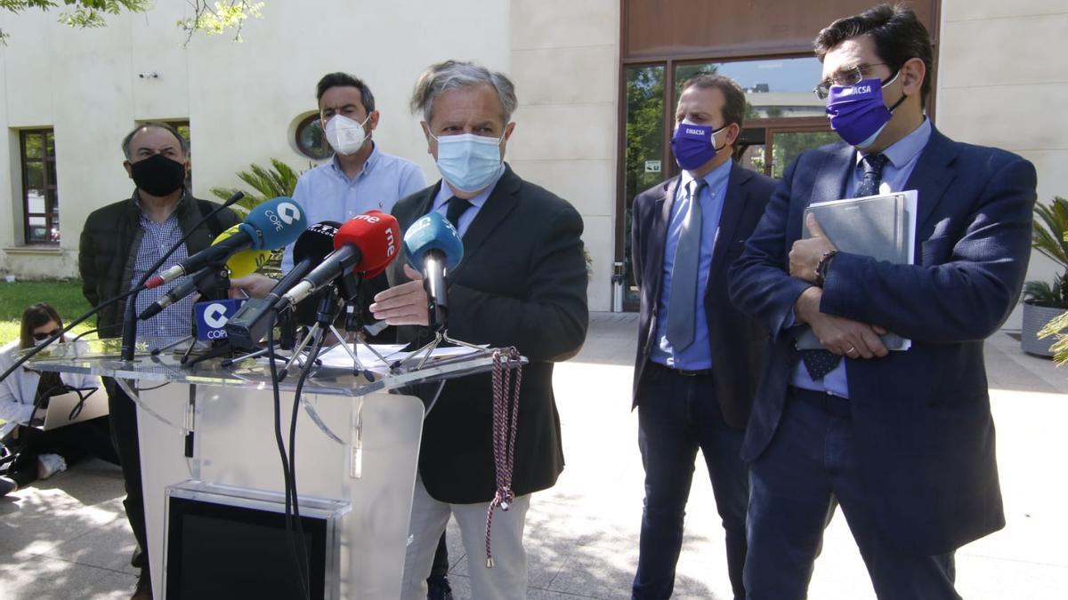 Salvador Fuentes, con los representantes de Las Jaras y los responsables de Emacsa.