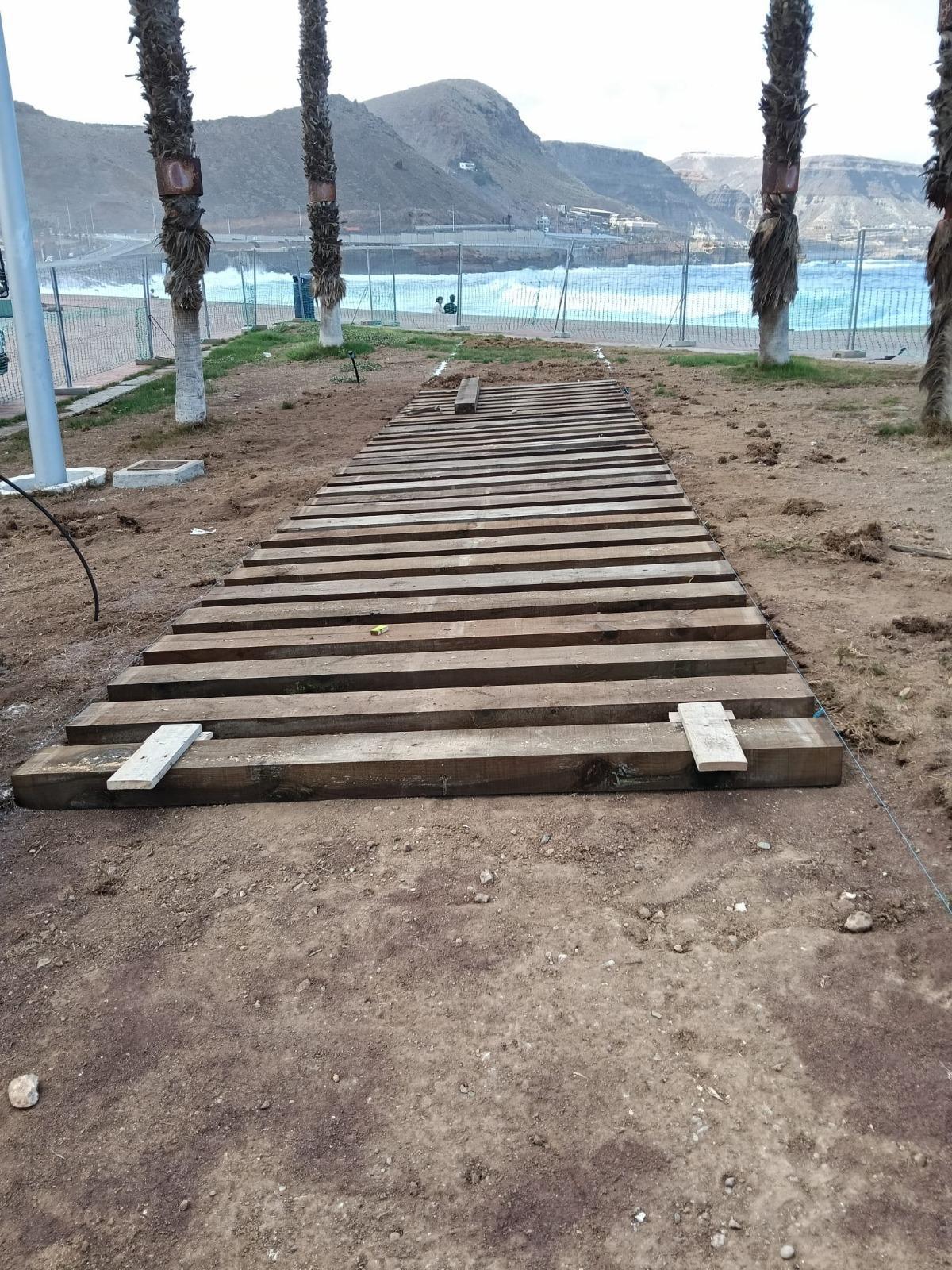 Los nuevos tablones de madera en la plaza de la Música.