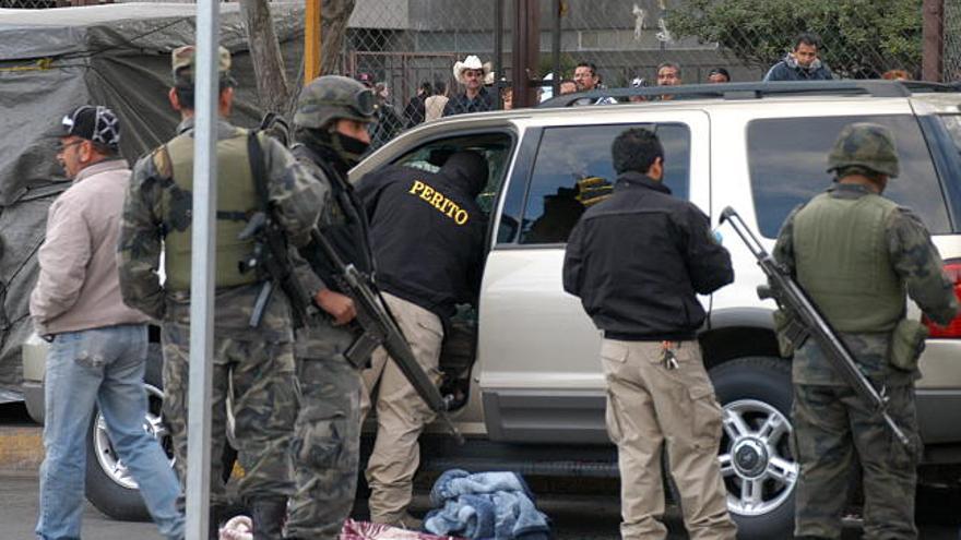 Elementos del Ejército y peritos policiales en Ciudad Juárez