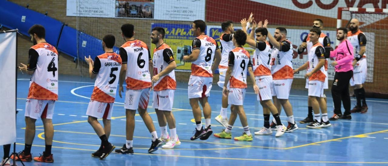 Jugadores del BM Pozoblanco en un partido en el pabellón Juan Sepúlveda.