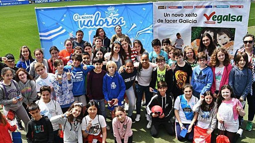 Los alumnos del CEIP Wenceslao Fernández Flórez de A Coruña posan la pasada temporada en Riazor con Kika y Érika, dos futbolistas del Dépor Abanca.