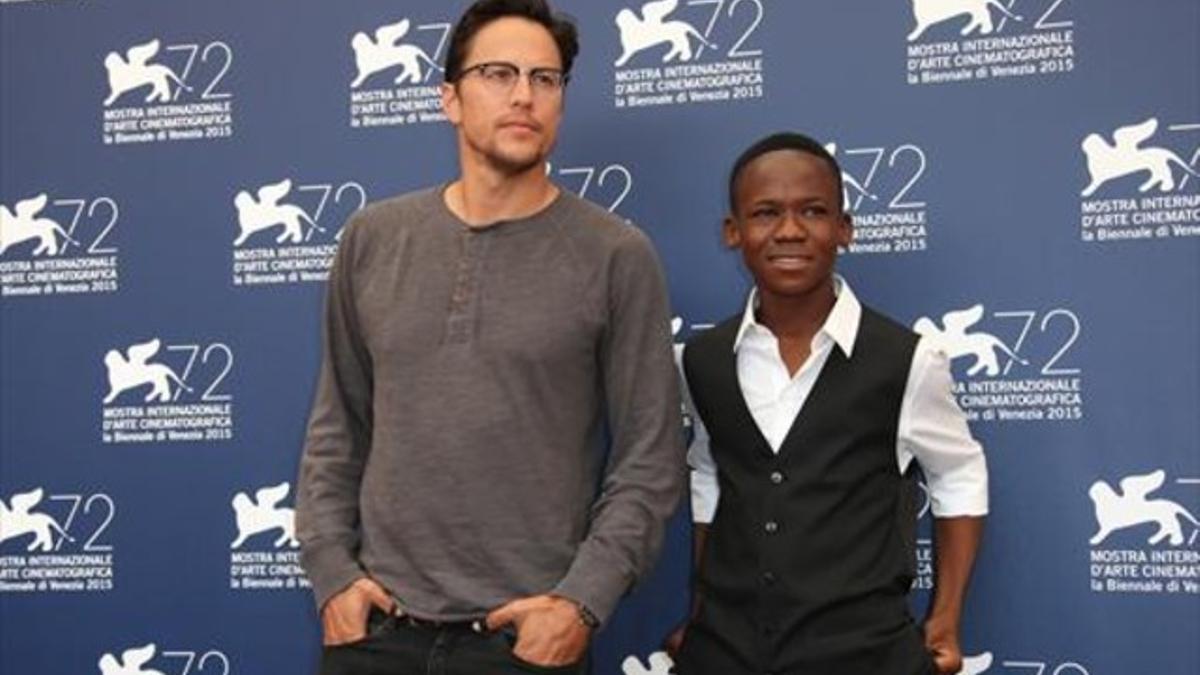 Cary Fukunaga y Abraham Attah, ayer en Venecia.