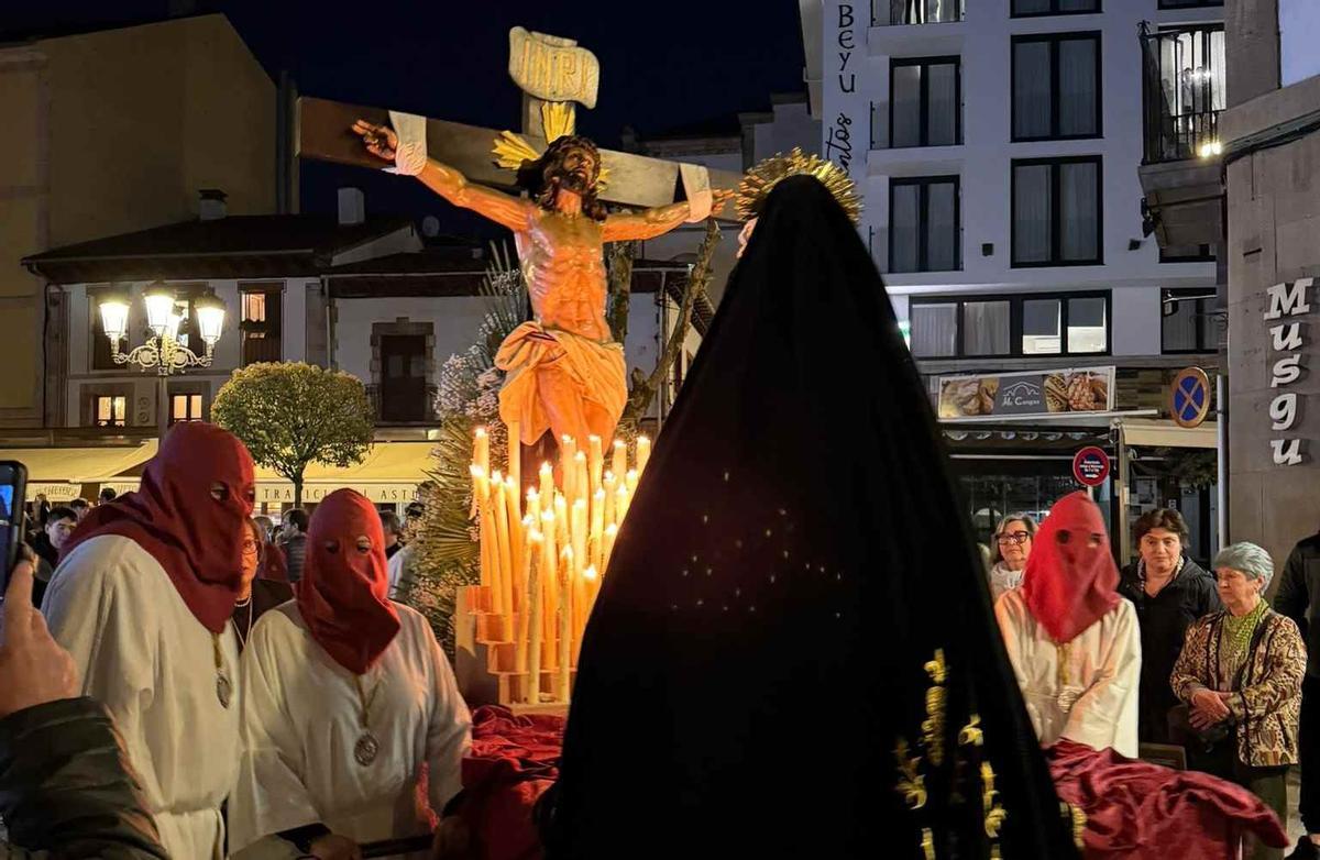 En imágenes: Así fue la procesión de La Soledad, en Cangas de Onís En imágenes: Así fue la procesión de La Soledad, en Cangas de Onís