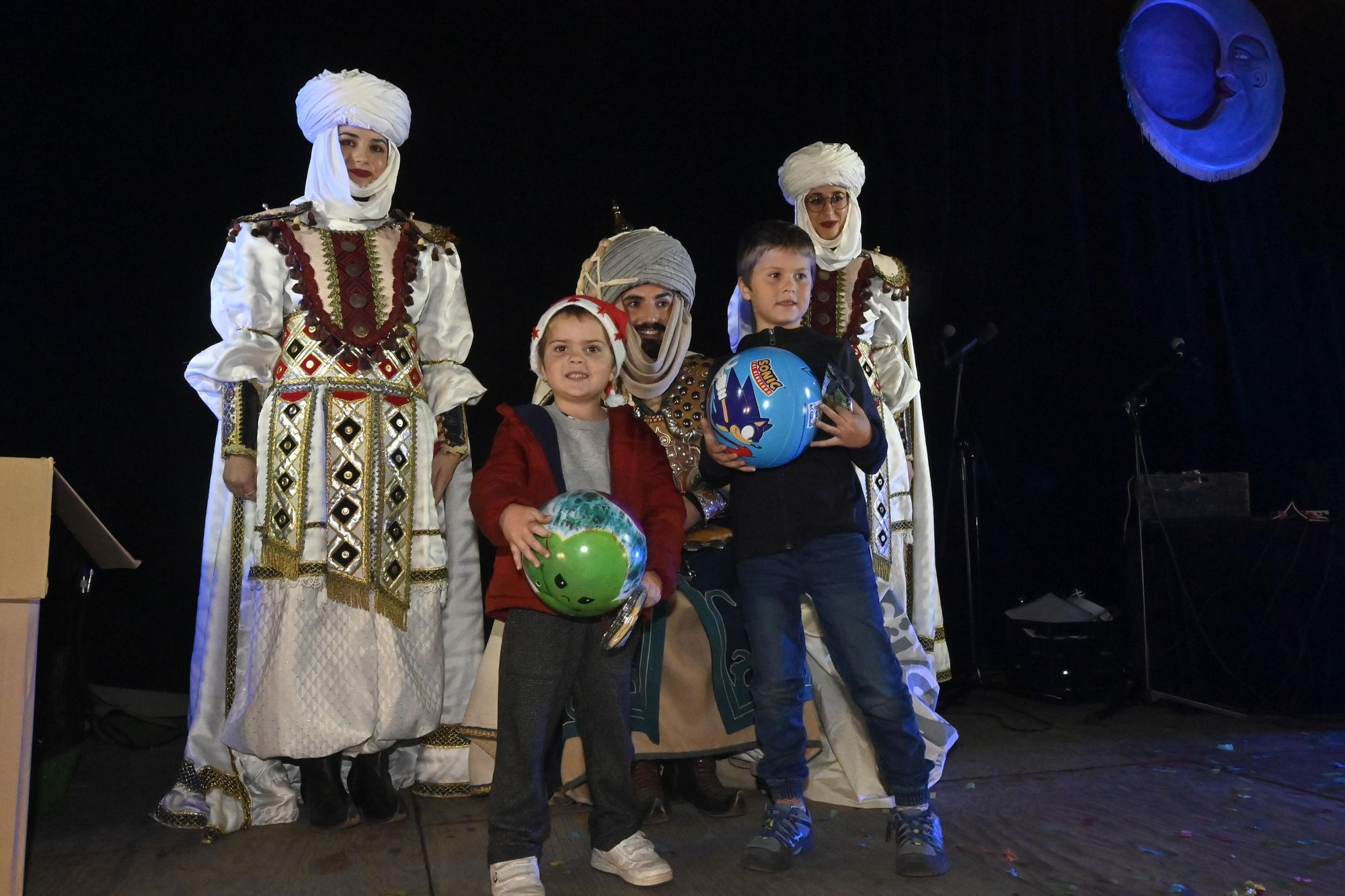 Los peques de Castelló entregan al Cartero Real las misivas con sus deseos. Encuentra tu foto.