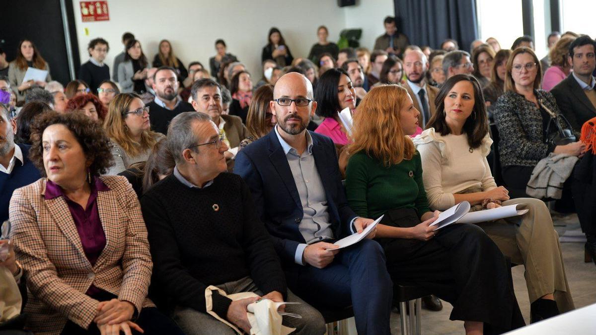 Yllanes, junto a Ione Belarra (dcha.) ayer en Madrid.