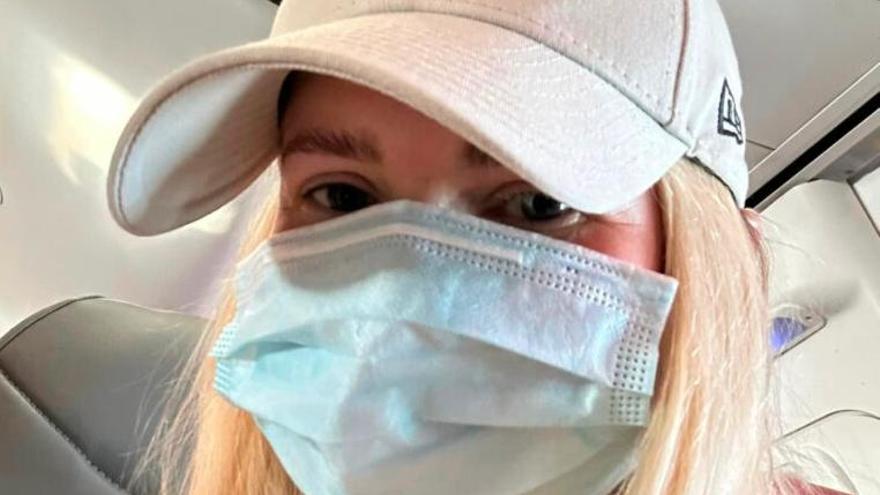 La turista británica tuvo que llevar mascarilla durante el vuelo