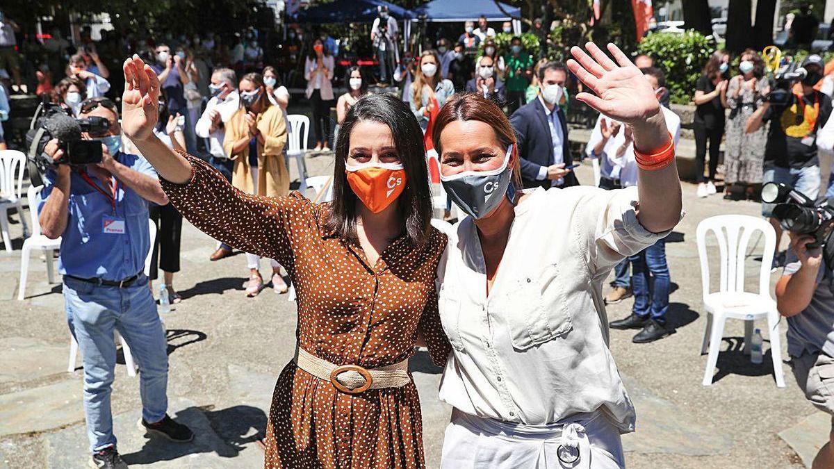 Inés Arrimadas y Beatriz Pino saludan durante el mitin celebrado ayer en Castrelos.