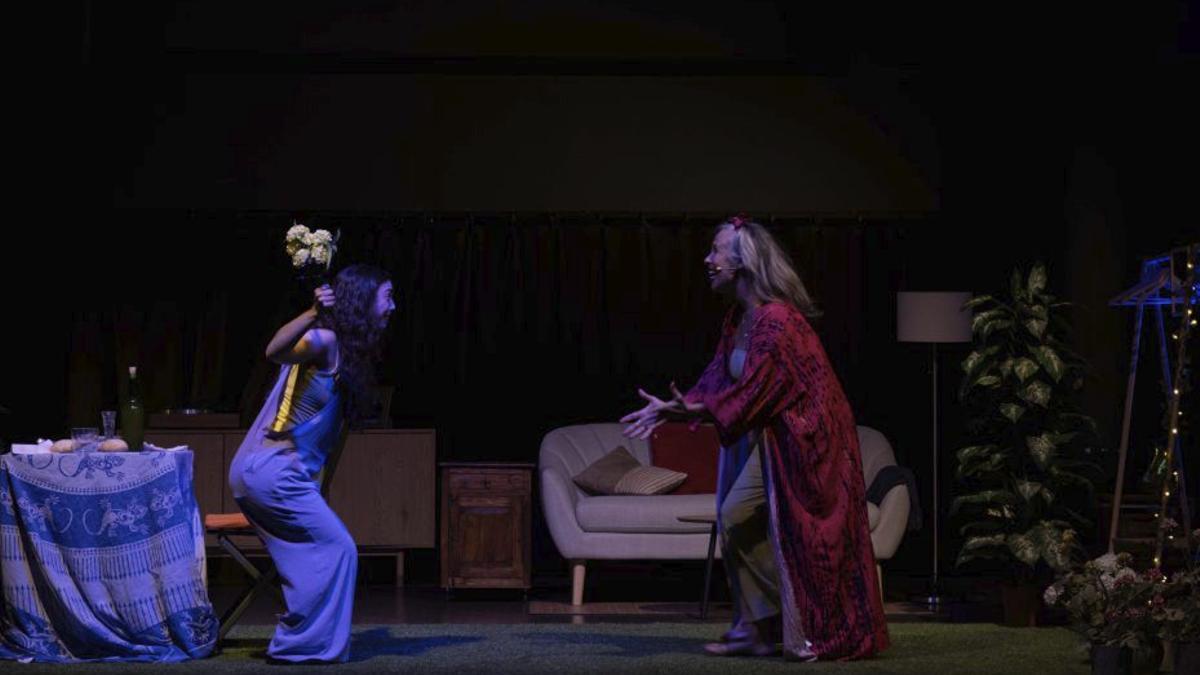 Zoe Murena (izquierda) y Miriam Díaz Aroca, en «La casa del mar». | CEDIDA