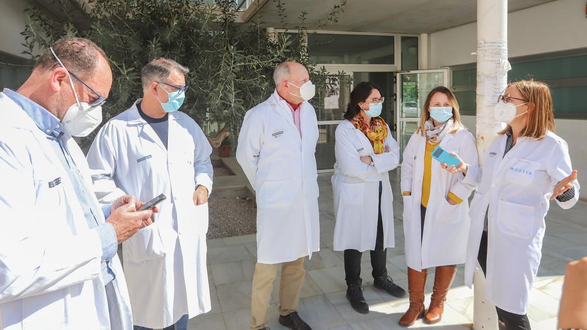 Concentración de médicos en un centro de salud de Orihuela, el pasado lunes