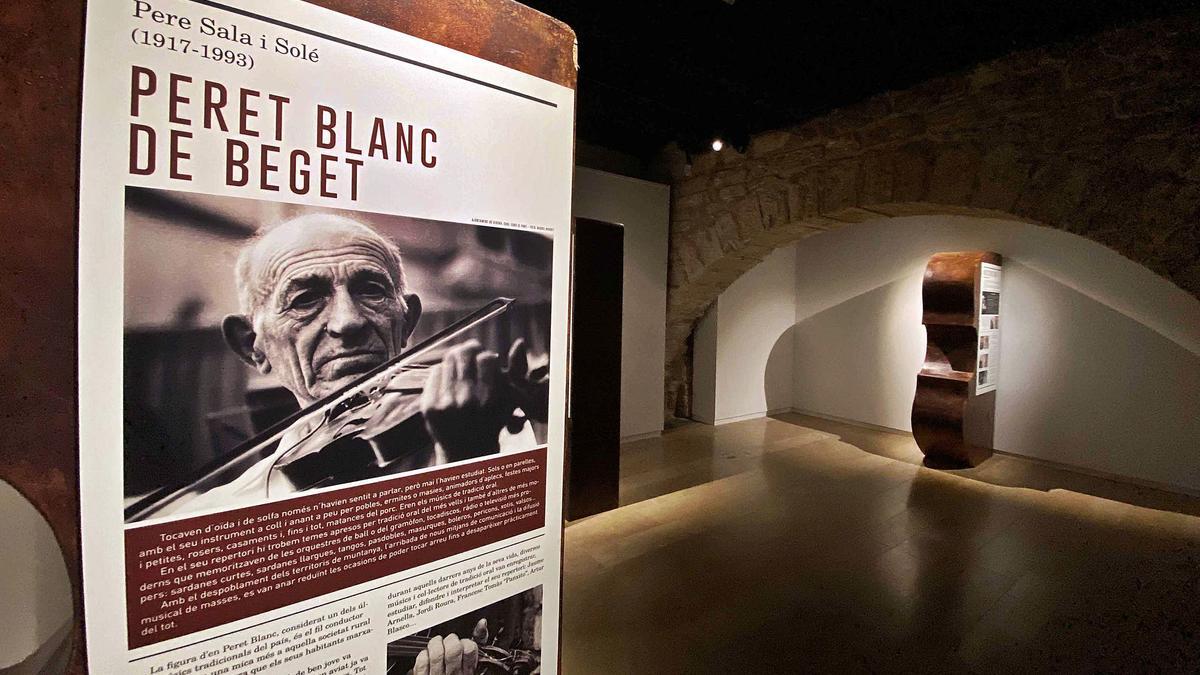 Exposició «peret blanc de beget» que es pot visitar al Museu Arrqueològic de Banyoles. 1 Entrada de la mostra, amb una gran foto de Pere Sala, «Peret Blanc».  |