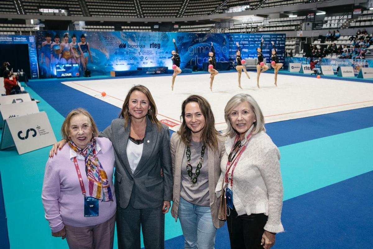 La alcaldesa Begoña Carrasco y la concejala Maica Hurtado acudieron al pabellón para apoyar la cita.